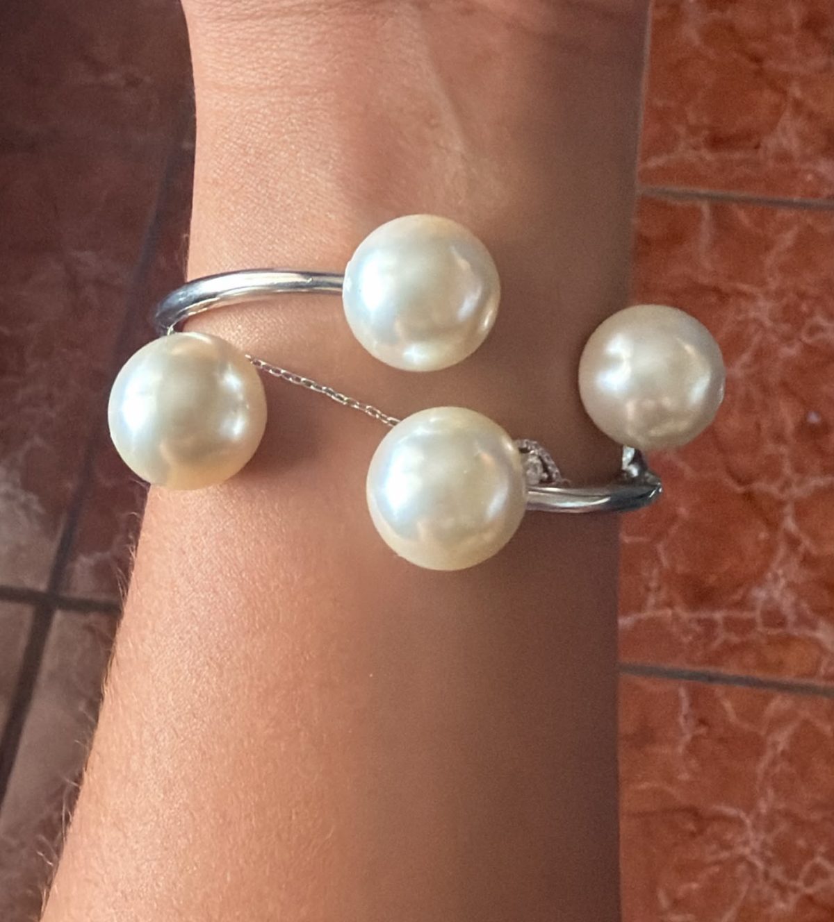 Brazalete Plateado y Perlas