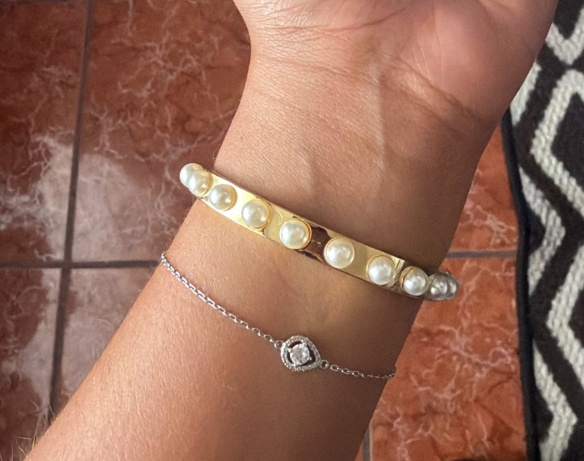 Brazalete Dorado y Perlas